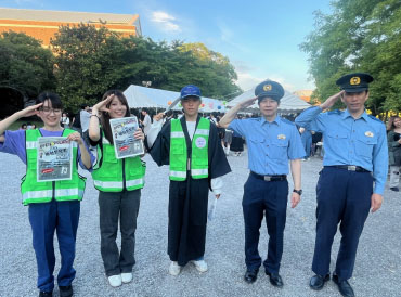 地域防犯啓発活動でのチラシ配布の様子